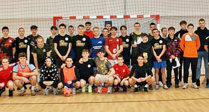 Uczestnicy turnieju na wspólnym zdjęciu w sali sportowej SMS-u Przemyśl. Fot. zbiory własne