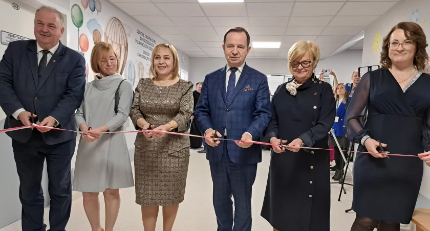Otwarcie wyremontowanych oddziałów dziecięcych przypieczętowało symboliczne przecięcie wstęgi/ FOT. U. Gielo