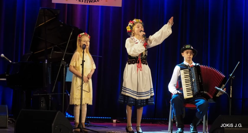 Do festiwalu zgłosiło się aż 69 uczestników – zarówno solistów, jak i zespołów. 39 z nich zakwalifikowało się do wielkiego finału. Prezentacje konkursowe oceniali niezwykli artyści: Gaba Janusz, Renata Johnson-Wojtowicz oraz dr Dominik Lasota.Foto: J.G./JOKIS