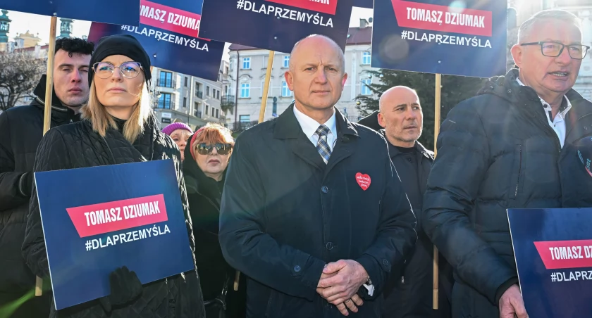 Tomasz Dziumak podczas swojej pierwszej konferencji prasowej na przemyskim Rynku. Przemyśl, 29.01.24