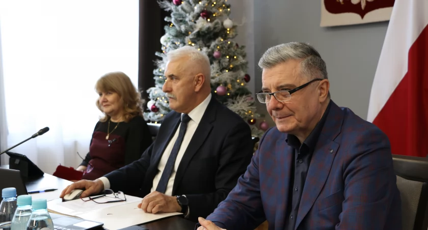 Przedłużająca się dyskusja prawdopodobnie nie miałaby końca, ale ostatecznie – po apelu przewodniczącego rady Mariana Fedora i przegłosowaniu zakończenia jej – radni przeszli do finalnego głosowania./ FOT. Starostwo Powiatowe w Przemyślu
