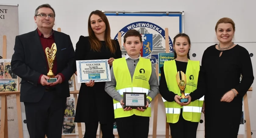 Reprezentacja SP w Krasiczynie na konkursowej gali w Rzeszowie. Trzecie miejsce na 37 startujących szkół podstawowych z terenu Podkarpacia to duży sukces i efekt wspólnej pracy uczniów i nauczycieli./ FOT. SP w Krasiczynie