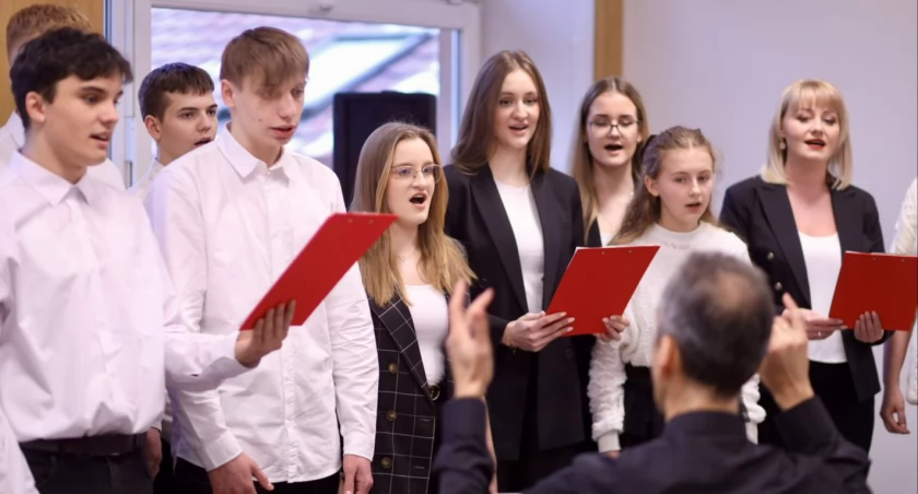 Wyjątkowość chwili i towarzyszącą jej atmosferę życzliwości podkreślił występ chóru akademickiego Semper Iuvenes./ Zdjęcia: G. Gajdzik