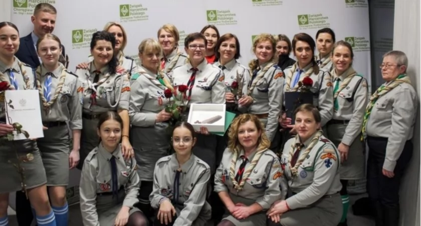 W grupie laureatów wyróżnionych na gali nie brakowało silnej damskiej reprezentacji  z Hufca ZHP Lubaczów. Oprócz tego statuetkę w kategorii „Harcerski partner” odebrał wójt gminy Wielkie Oczy Albert Hawrylak./ Zdjecia: Horągiew Podkarpacka ZHP