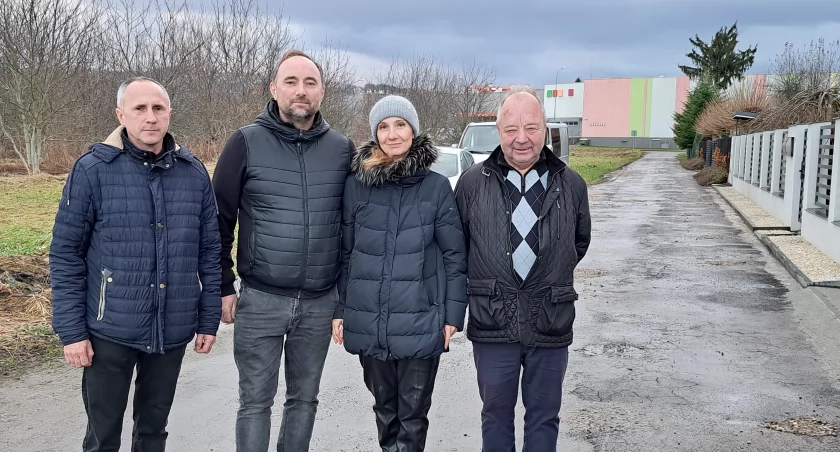 Mieszkańcy ulicy Wąskiej nie zamierzają odpuścić. Czekają na konkrety ze strony władz miasta. – Piszemy pisma do Zarządu Dróg, chodzimy do włodarzy i jak grochem o ścianę. Każdy odbija piłeczkę – mówią, skarżąc się na fatalną nawierzchnię oraz brak oświetlenia i kanalizacji.