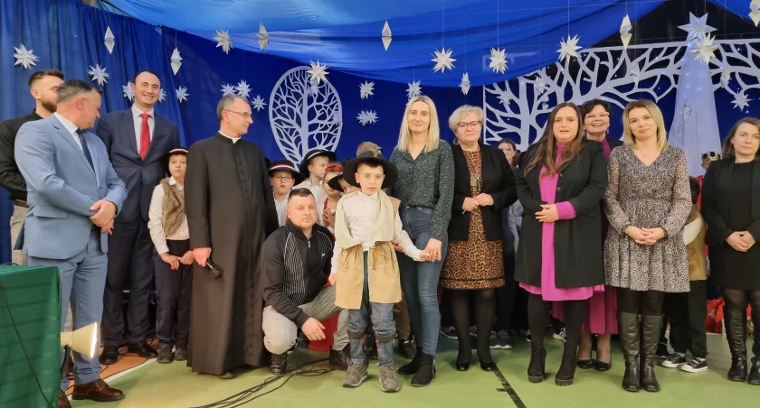 Miłosz z rówieśnikami i zaproszonymi gośćmi.