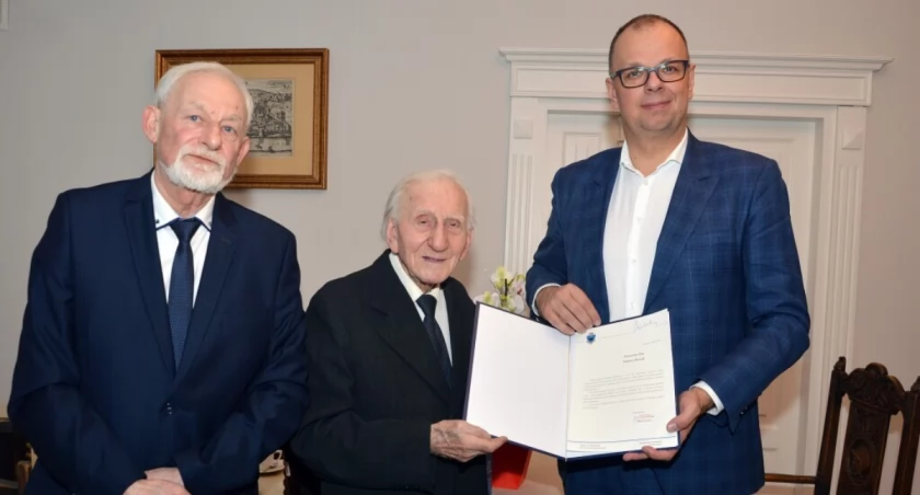 Pan Tadeusz Kresak jest na tyle dziarskim mężczyzną, że sam chciał przyjść na to wyjątkowe spotkanie i odwiedzić prezydenta Wojciecha Bakuna w jego gabinecie./Foto: UM Przemyśl