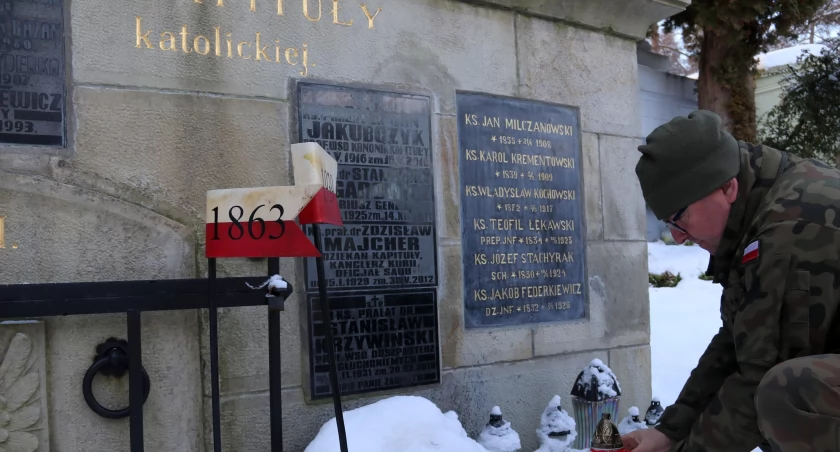 Przemyscy „terytorialsi” odwiedzili groby bohaterskich Polaków na Cmentarzu Głównym w Przemyślu./Foto: 20 PBOT