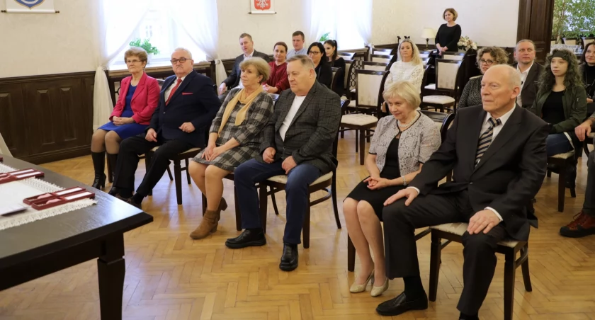 Państwo Zofia i Mieczysław Gmyrkowie, Halina i Andrzej Pelcowie oraz Elżbieta i Jan Pieniążkowie świętowali złote gody./Foto: UM Przework