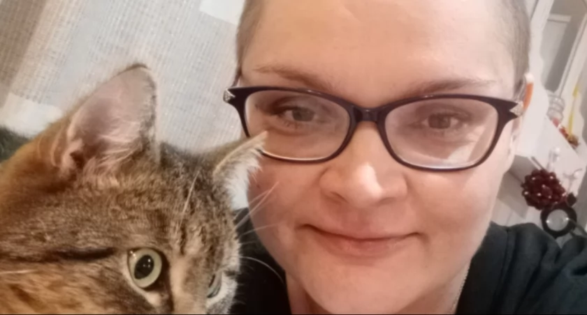 „Chcę żyć! Chcę zobaczyć, jak moja córka kończy szkołę, chcę jej pomagać w lekcjach, chcę przeżyć jej bunt nastolatki i zobaczyć ją w sukni ślubnej. Chcę dożyć chwili, kiedy posadzone przeze mnie w ogródku drzewa będą już duże”– apeluje Katarzyna Marzeńska-Łomacz./Foto: onkozbiorka.pl