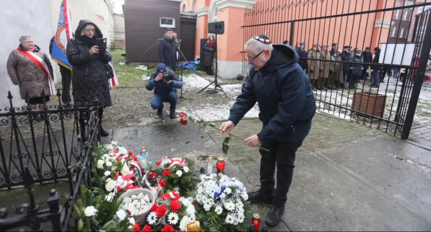 Uroczystości rozpoczeły się od spotkania pod pamiątkową tablicą przy ulicy Kopernika, gdzie mieściło się największe getto na terenie obecnego województwa podkarpackiego.  Fot. UM Przemyśl