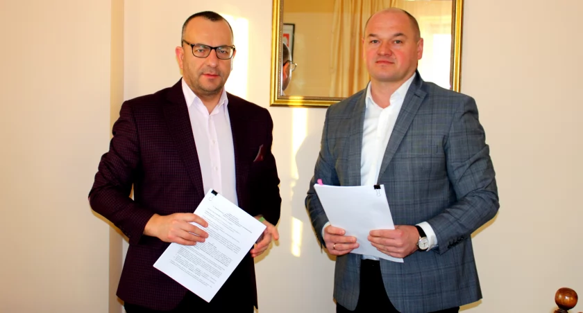 1 lutego br. wójt gminy Żurawica Tomasz Szeleszczuk (z lewej) podpisał z właścicielem firmy Hydrotech sp. z o.o. w Przeworsku Piotrem Seredą umowę na realizację zadania. Fot. UG Żurawica