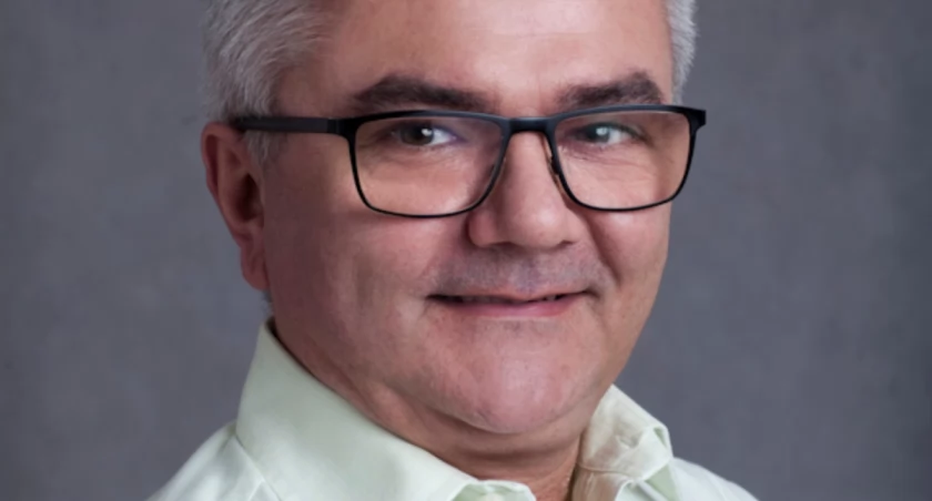 – Jeśli spojrzymy na wiodące w Polsce przyczyny umieralności w grupie wiekowej 40 – 45 lat, to okaże się, że na pierwszym miejscu jest marskość wątroby – choroba, jak wiadomo, niemal całkowicie zależna od spożycia alkoholu. Na drugim mamy chorobę niedokrwienną serca, w której jednym z czynników ryzyka jest alkohol. – przestrzega prof. dr. hab. n. med. Andrzej Fal./ Foto: GOV.PL