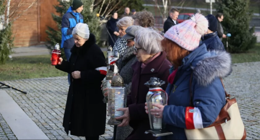 Areną finału uroczystości był pomnik Zesłańców Sybiru i Ofiar Katynia, pod który wszyscy obecni udali się w marszu milczenia. Fot. UM Przemyśl