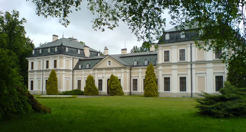 Sienawski pałac znany jest ze swojej bogatej historii i można byłoby się o nim rozpisywać w nieskończoność. Fot. www.wikipedia.pl