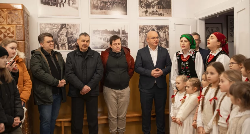 Podczas otwarcia płazowskiego centrum dawna szkoła podstawowa pękała w szwach. Przybyło wielu mieszkańców regionu, którzy chcieli dotknąć historii i tradycji gminy Narol./ FOT. UMiG Narol