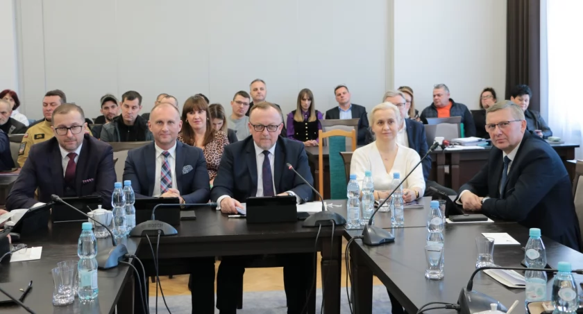Ostatnią sesję rady powiatu zdominował temat scaleń. Uczestnicy musieli zmierzyć się z pretensjami wyartykułowanymi przez mieszkańców gminy Pruchnik./ Zdjęcia: M. Pieniążek