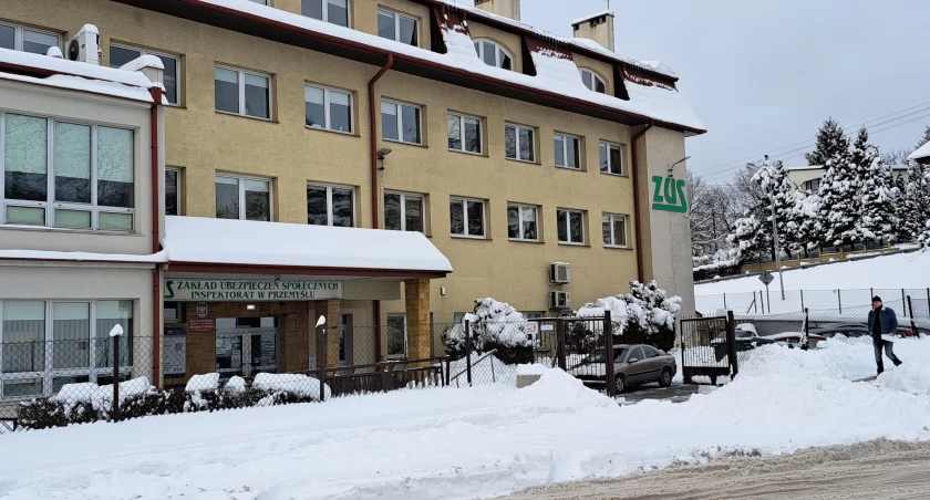 Osiągnięcie zbyt wysokiego wynagrodzenia za ubiegły rok może być przyczyną zmniejszenia lub całkowitego zawieszenia wypłaty wcześniejszej emerytury czy renty z ZUS./ FOT. U. Gielo