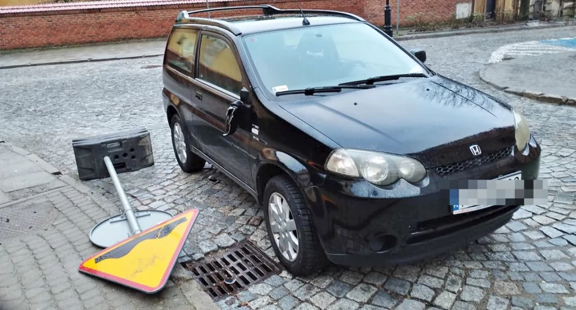 Niestabilny znak drogowy na placu Czackiego w Przemyślu uszkodził jeden z zaparkowanych samochodów. Kierowca słusznie domagał się odszkodowania od zarządcy drogi. Jak nas poinformował, miasto nie ma wykupionego ubezpieczenia od takich zdarzeń... Fot. zbiory własne