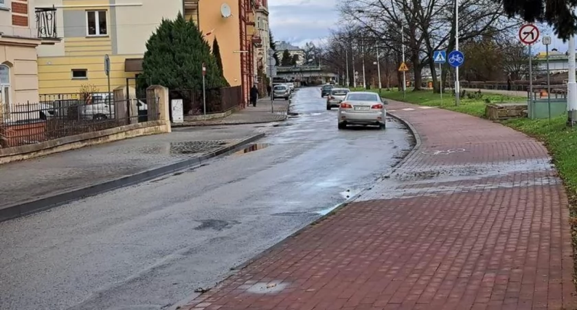Podkop pod mostem kolejowym od strony ul. 22 Stycznia, o który m.in. trwał i trwa spór między częścią mieszkańców a miastem, ma się ku końcowi. Fot. Urszula Gielo