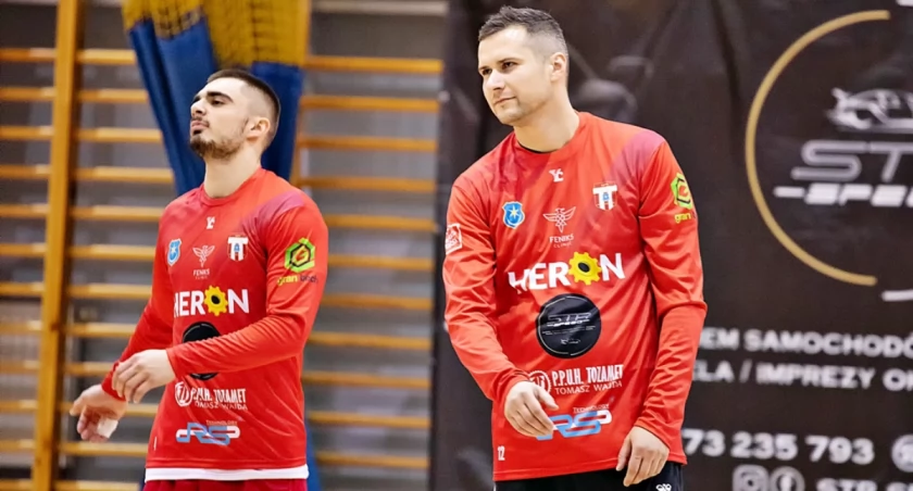 Kevin Strzecki (z lewej) zdobył decydującą bramkę w meczu z AZS AGH Kraków. Grzegorz Barnaś dobrze spisywał się w bramce. Fot. SPR Orzeł Przeworsk