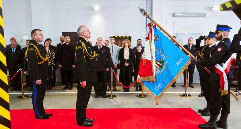 Uroczysta zbiórka z okazji zakończenia służby przez komendanta powiatowego PSP w Przeworsku bryg. Marcina Lachnika odbyła się w tutejszej komendzie 9 lutego./ Zdjęcia: T. Flak