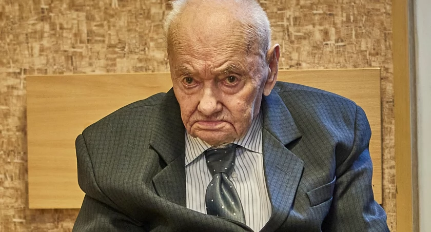 Pan Edward z ochotą podjął licznie przybyłych gości, którzy skorzystali z zaproszenia do hucznego świętowania z nim wyjątkowego dnia./ FOT. UMiG Horyniec