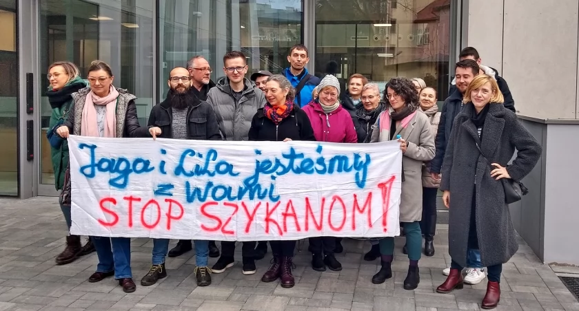 Grupa wspierająca obie panie tuż po ogłoszeniu wyroku przed siedzibą Sądu Rejonowego w Przemyślu. Fot. Mariusz Godos