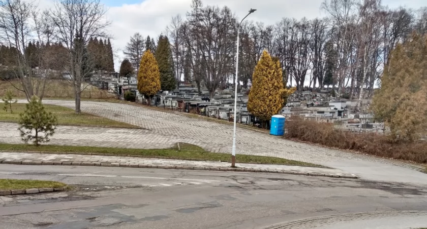 Parking przy cmentarzu na Zasaniu od dawna prosił się o remont. Wreszcie się go doczeka! Jeszcze w tym roku. Fot. Mariusz Godos