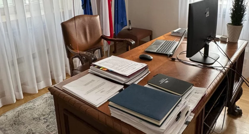 Kto w tym fotelu zasiądzie po 7 kwietnia, a może po 21 kwietnia? To fotel prezydenta miasta Przemyśla. Fot. Facebook Wojciech Bakun