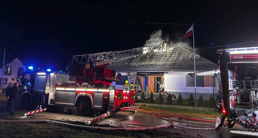 Po przyjeździe strażaków na miejsce okazało się, że pali się całe poddasze nieużytkowe. Pożar rozprzestrzeniał się na elewację zewnętrzną oraz parter obiektu./ FOT. FB OSP Buszkowice