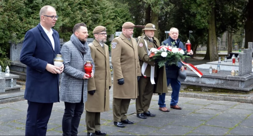 W 82. rocznicę powstania Armii Krajowej m.in. władze miasta Przemyśla i powiatu przemyskiego i Garnizonu Przemyśl złożyli kwiaty i zapalili znicze przy miejscach pamięci żołnierzy Polskiego Państwa Podziemnego. Na zdjęciu przy kwaterze AK na Cmentarzu Wojskowym przy ul. Przemysława. Fot. UM Przemyśl