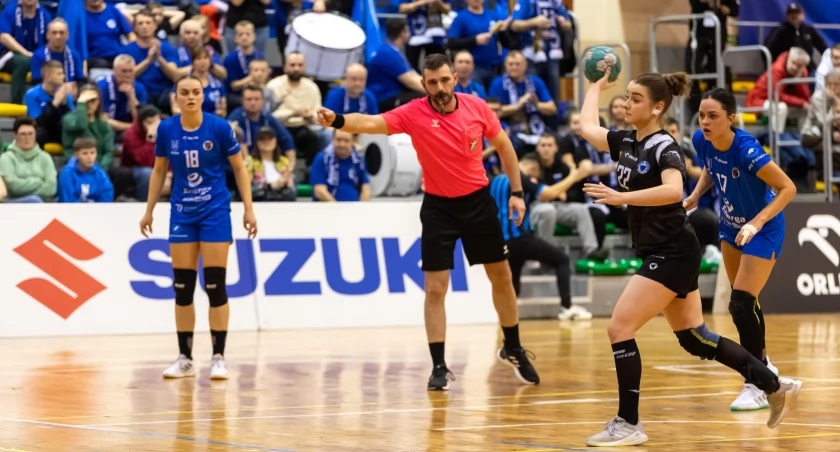 Wiktoria Kostuch (z piłką) zdobyła 5 bramek w meczu z KGHM Zagłębiem Lubin. Fot. ORLEN Superliga Piłki Ręcznej Kobiet