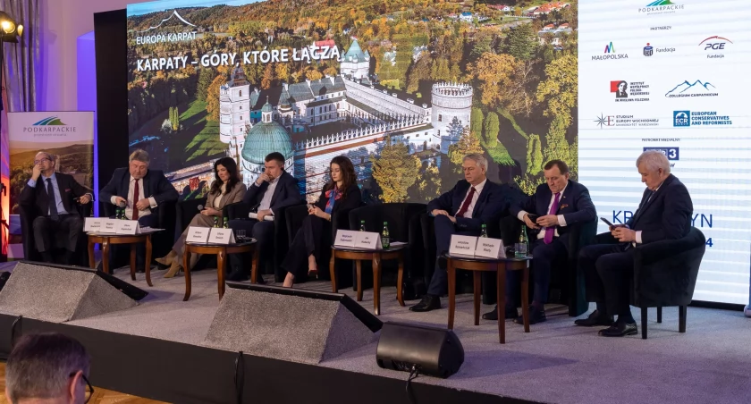 Konferencja była okazją do podkreślenia znaczenia solidarności międzynarodowej, zwłaszcza w obliczu konfliktu na Ukrainie, oraz potrzeby wzmacniania współpracy transgranicznej i regionalnej w Europie Środkowej./ Foto: Grzegorz Gajdzik 