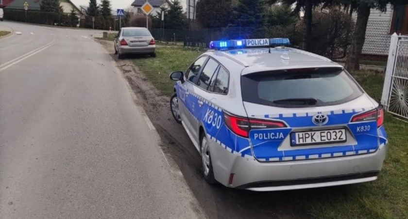 Kierowca mercedesa za spowodowanie zagrożenia bezpieczeństwa w ruchu drogowym został ukarany mandatem./ FOT. KPP Przeworsk
