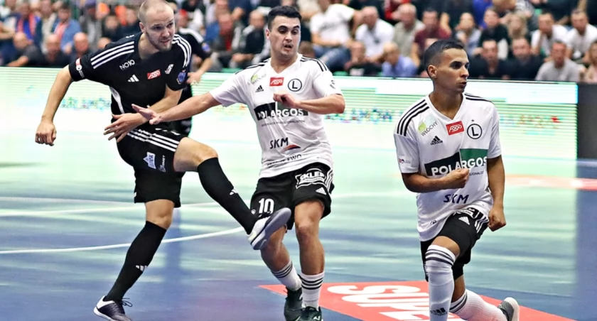 Jaroslaw Lebid (z lewej) był jednym z najlepszych, a kto wie, czy nie najlepszym graczem Eurobusu w meczu z Legią Futsal w Warszawie. Był zawsze tam, gdzie wymagała tego sytuacja.