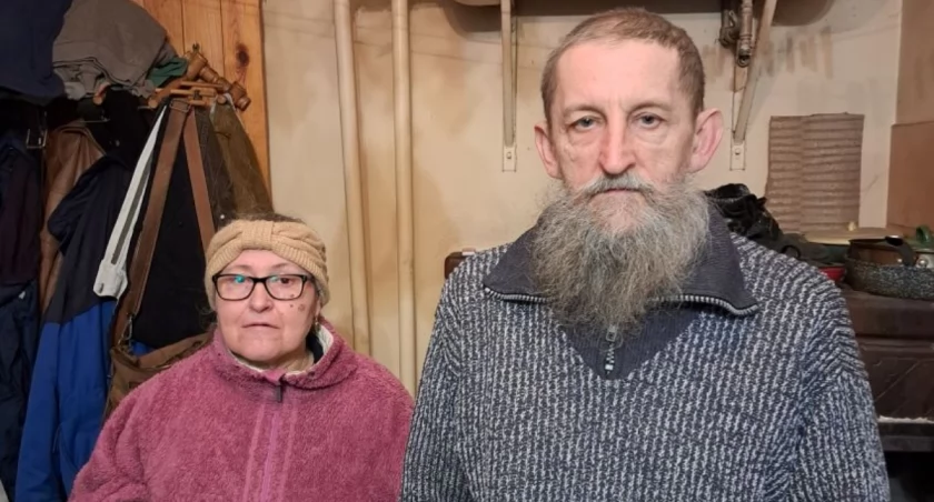 Państwo Agata i Edward Dzimirowie od 20 lat zamieszkują mieszkanie na parterze  kamienicy przy Dworskiego 54d/2. Ich problemy zaczęły się jakieś 5 lat temu. Są zdania, ze są one konsekwencją remontu wykonanego piętro wyżej. – Mamy wrażenie, że nikt nie traktuje nas poważnie – mówią./ FOT. U. Gielo