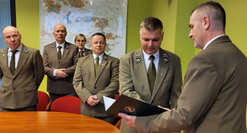 Roman Januszczak zastąpił na stanowisku nadleśniczego Nadleśnictwa Jarosław odwołanego dzień wcześniej Damiana Rębacza. Akt powołania odebrał z rąk Janusza Starzaka, p.o. szefa Regionalnej Dyrekcji Lasów Państwowych w Krośnie./ FOT. Nadleśnictwo Jarosław