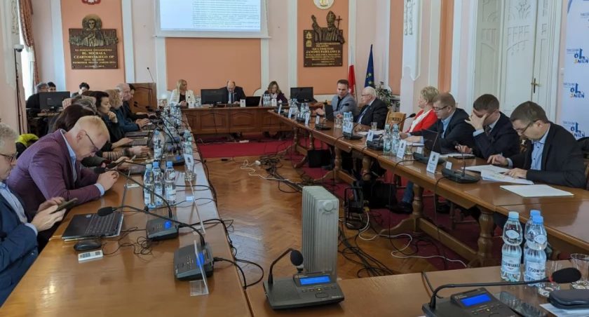 Podjęcie uchwały poprzedziła gorąca dyskusja na sali, przeplatana licznymi wnioskami radnych, obfitująca w pytania i wyjaśnienia szczegółów zawartych w jej treści. Finalnie projekt przeszedł przy braku głosów sprzeciwu, przy dwóch wstrzymujących się./ FOT. UM Jarosław