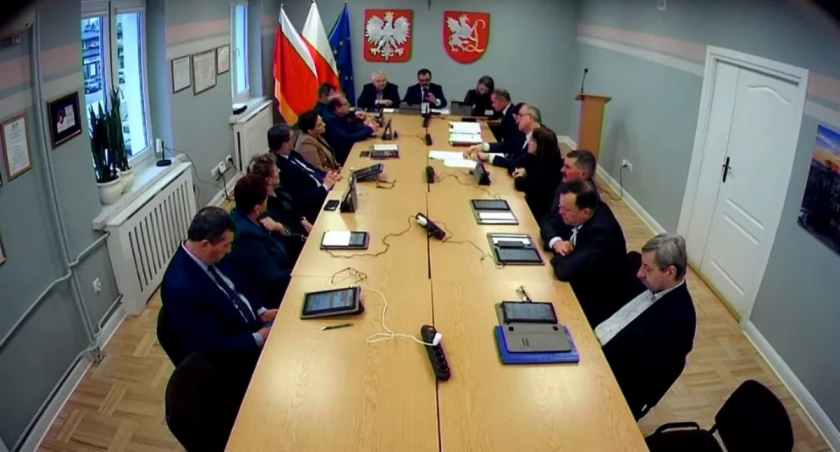 Za sprawą uchwały podjętej przez radnych na ostatniej sesji, od tego półrocza na terenie gminy Lubaczów działał będzie też program stypendialny, który ma na celu uhonorowanie uczniów z gminnych szkół za wybitne osiągnięcia naukowe, sportowe i artystyczne, a tym samym zmotywowanie ich do dalszego rozwoju./ kadr z sesji
