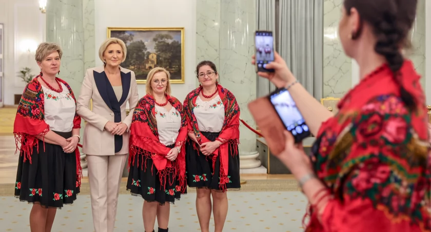 Częścią spotkania były pamiątkowe zdjęcia z Pierwszą Damą./ FOT. KPRM/ G. Jakubowski