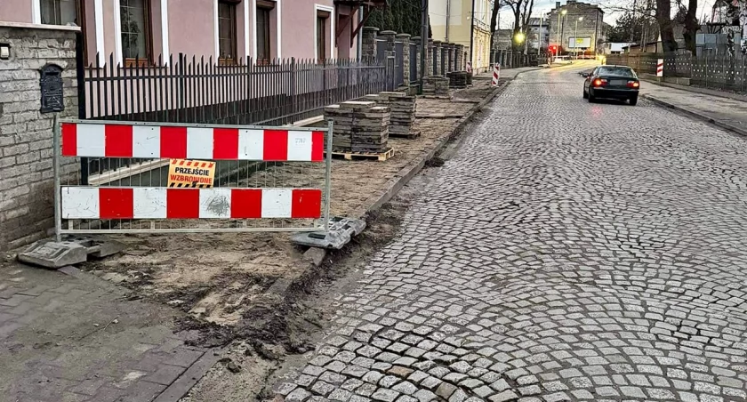 Na ulicy Mariackiej prace remontowe rozpoczęły się od stworzenia nowych chodników oraz remontu kratek ściekowych. Fot. FB Wojciech Bakun