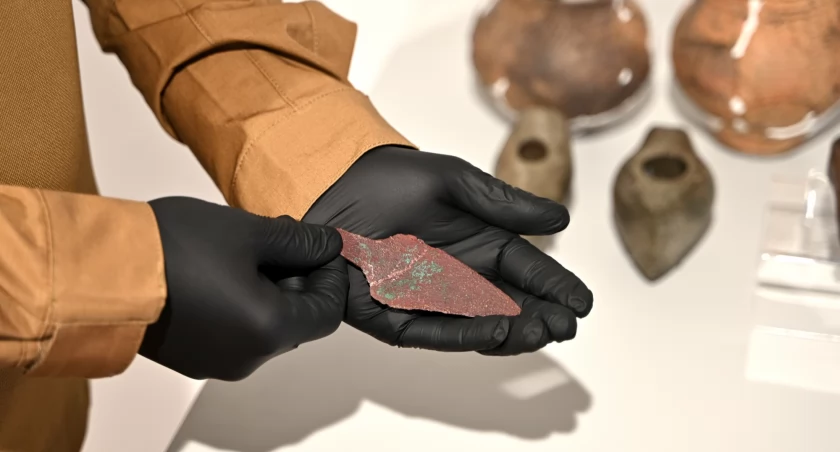 Sztylet z Korzenicy ma 10,5 cm długości. Jest najstarszym tego typu znaleziskiem z metalu odkrytym do tej pory na Podkarpaciu. Fot. Muzeum w Jarosławiu