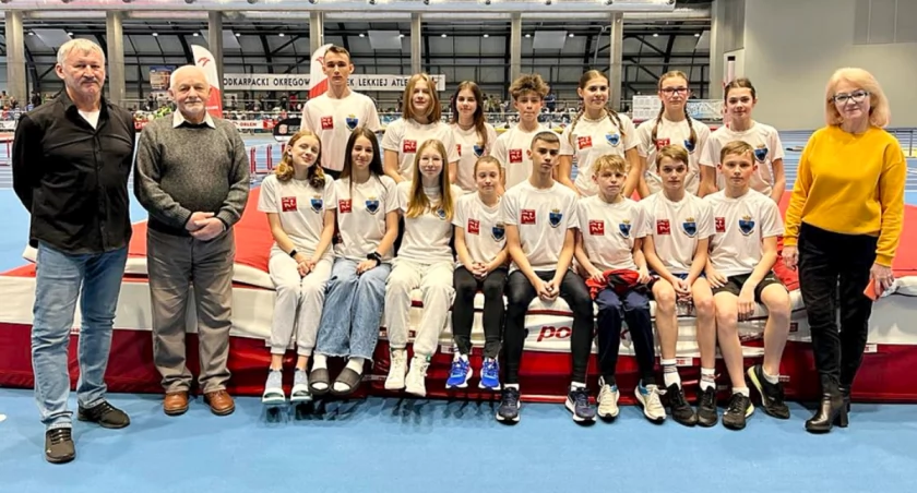 Część ekipy UKS „Tempo 5” Przemyśl (z trenerami) tuż po udanym występie w Rzeszowie. Fot. Daniel Tracz