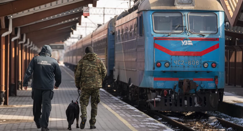 Tego dnia strażnicy graniczni z placówki w Medyce i funkcjonariusze Służby Celno-Skarbowej z Przemyśla wspólnie patrolowali trasę dojazdu międzynarodowych pociągów z Ukrainy./ FOT. BiOSG