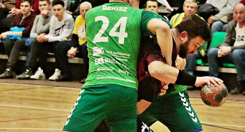 Legenda przemyskiej piłki ręcznej Maciej Kubisztal (z piłką) wrócił do zespołu po wielomiesięcznej przerwie. Fot. zbiory własne