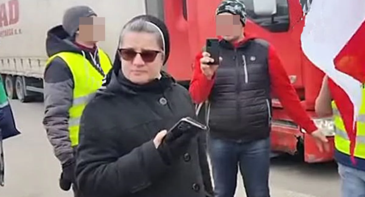 Według zgromadzenia s. Daniela nie była świadoma tego, jaką część ciężarówki zajmują dary z Caritasu. Protestujący wyzywali ją, krzyczeli i filmowali. Ponadto osaczyli ją kołem i przekrzykiwali. Fot. Tik-Tok