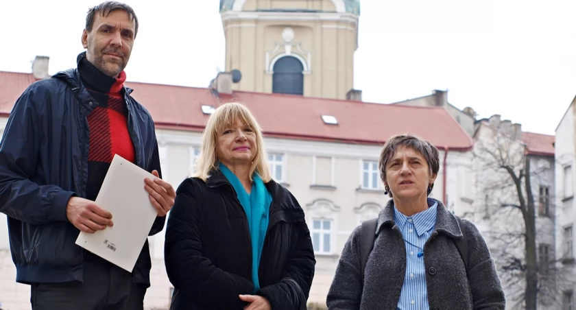 Projekt pierwszej w historii przemyskiego samorządu obywatelskiej inicjatywy  uchwałodawczej złożyli: Joanna Markin, Grażyna Niezgoda i Tomasz Sawka. Fot. Mariusz Godos