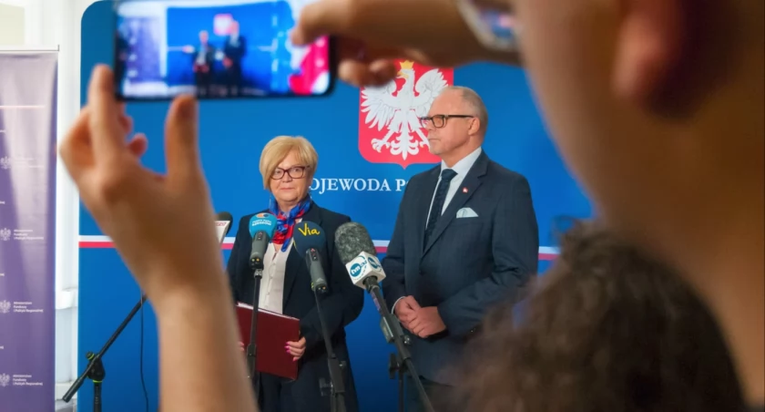 Wiceminister funduszy i polityki regionalnej Jacek Protas gościł w Podkarpackim Urzędzie Wojewódzkim w Rzeszowie pod koniec lutego br. Gospodarzem była wojewoda podkarpacki Teresa Kubas-Hul. Fot. PUW Rzeszów/Віце-міністр фондів та регіональної політики Яцек Протас був гостем Управління Підкарпатського Воєводства в Ряшеві наприкінці лютого цього року. Приймаючою стороною була воєвода Підкарпатського воєводства Тереза Кубас-Гуль.