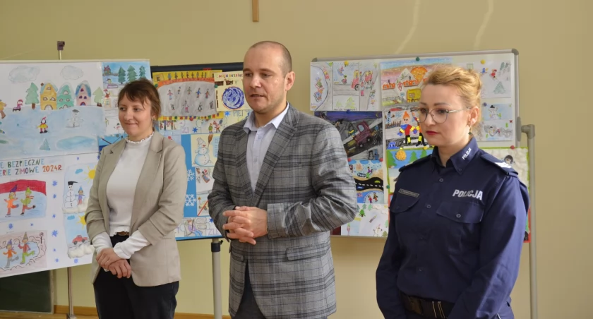 Konkurs zorganizowany został wspólnie z Komendą Miejską Policji w Przemyślu oraz Centrum Kulturalnym w Przemyślu. Nagrody wręczali: przedstawicielka KMP w Przemyślu sierż. szt. Alicja Tysowska-Prajzner, przedstawicielka Centrum Kulturalnego w Przemyślu Sylwia Cwynar i gospodarz wydarzenia, dyrektor WORD Maciej Kamiński. Fot. WORD Przemyśl